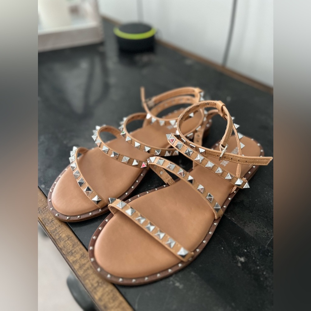 Cushionaire Stud Sandals Size 7.5